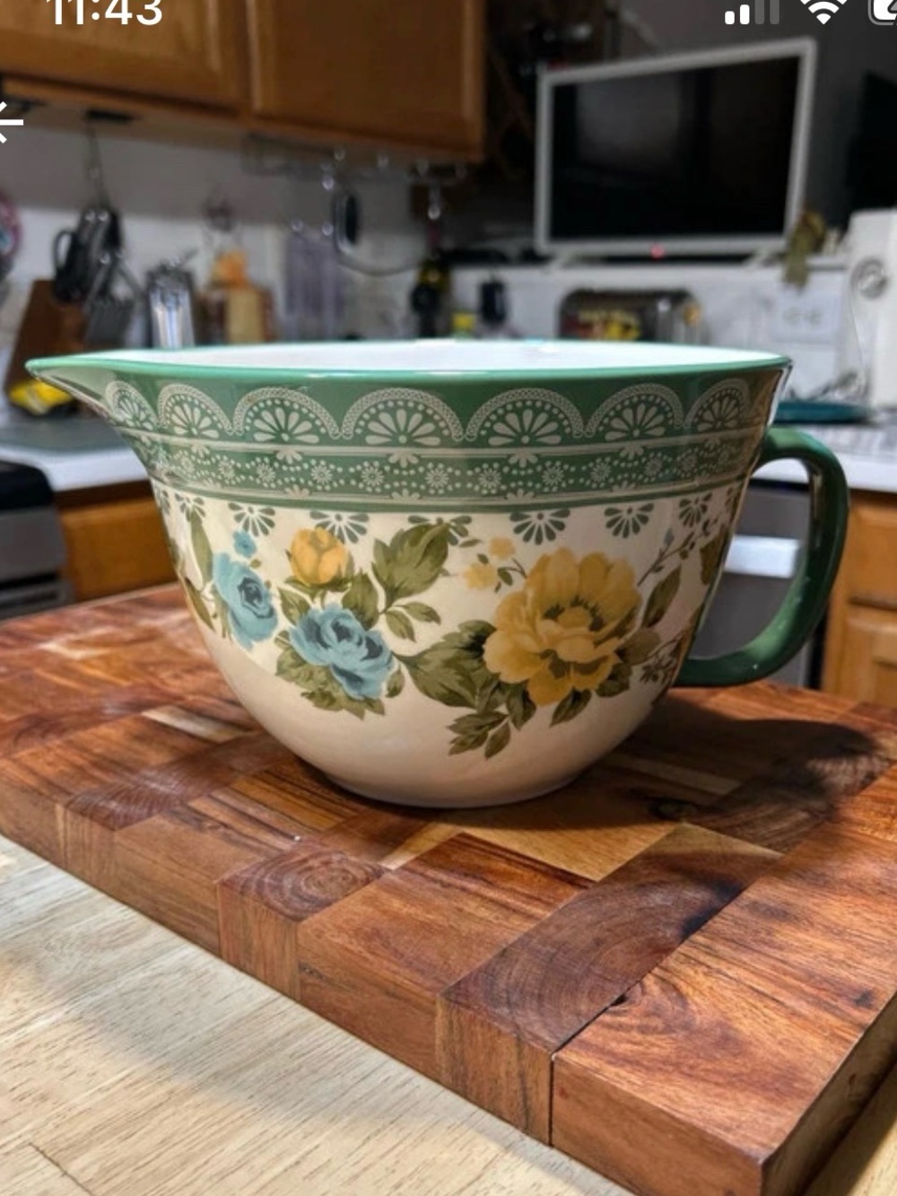Pioneer Woman lathe batter bowl